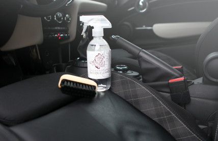 Jak vyčistit sedačky v autě. Textilní, kožené i autosedačky