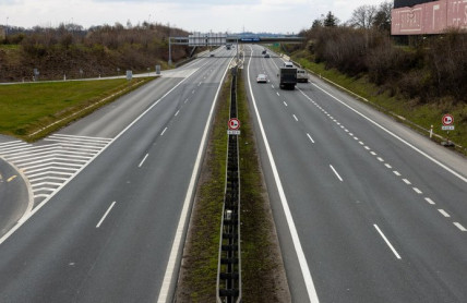 Dálnice D11 bude mít šest pruhů. Ještě si ale počkáme