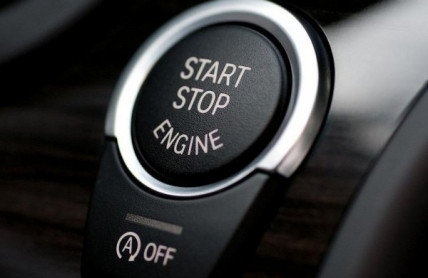 Řidiči ho vypínají, automobilky ho tlačí. Co opravdu dělá start stop s autem