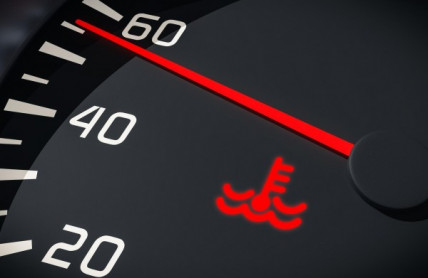 Nejnebezpečnější kontrolka v autě. Stačí pár sekund a škoda může vystoupat na 50 000 korun