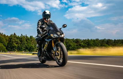 Pravidla pro motorkáře nejsou všude stejná! Problém jsou i holé ruce