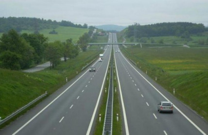 Když se na dálnici ocitnete v protisměru, nesmíte pokračovat. Správný postup může zachránit život